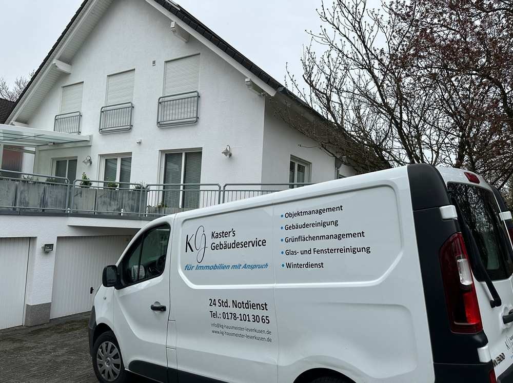 Fahrzeug von Kaster’s Gebäudeservice vor einem Wohnhaus