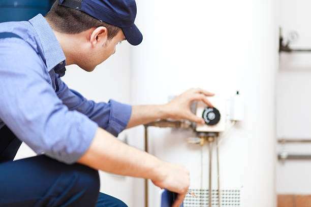 Techniker bei einer Reparatur an einem Warmwasserbereiter